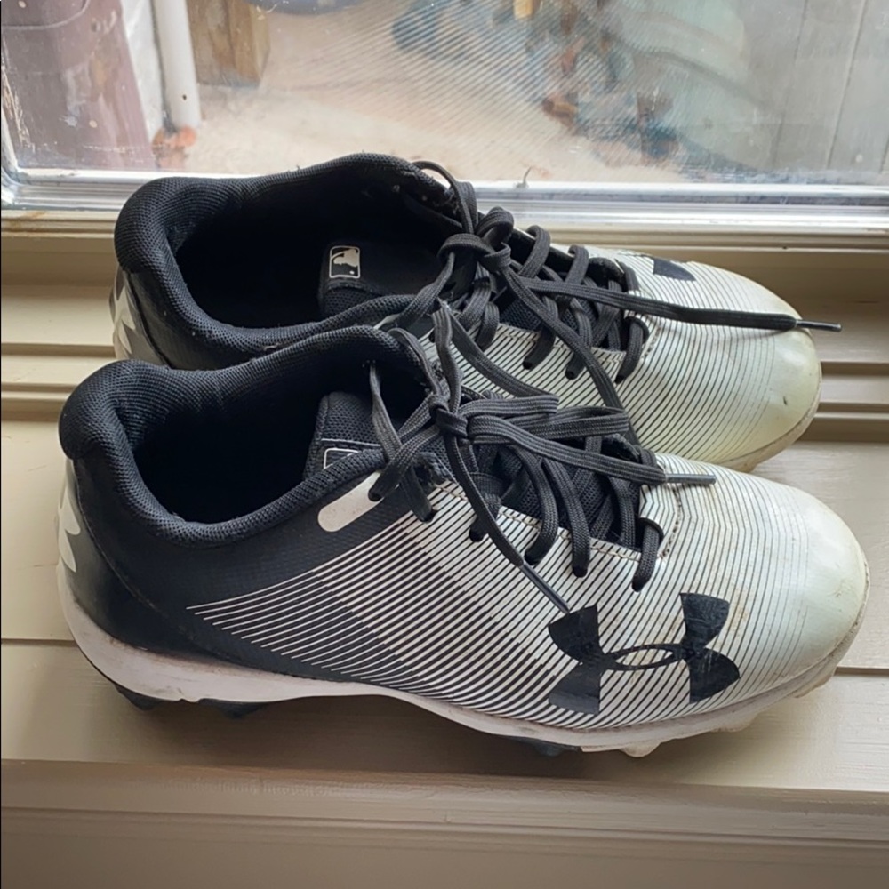 Boys Under Armour baseball cleats size 3Y
